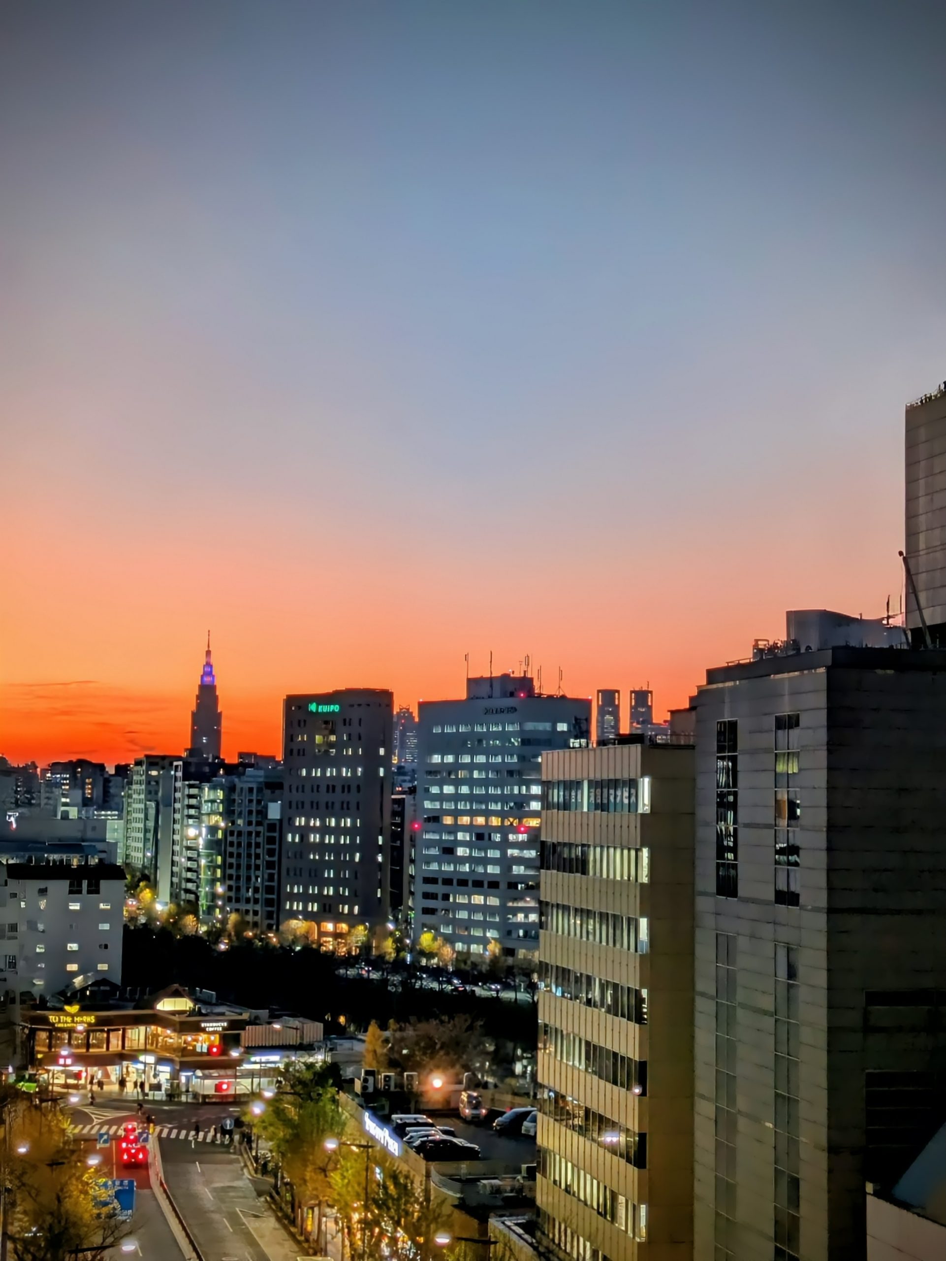 クリニックから望む新宿方面の夕景
